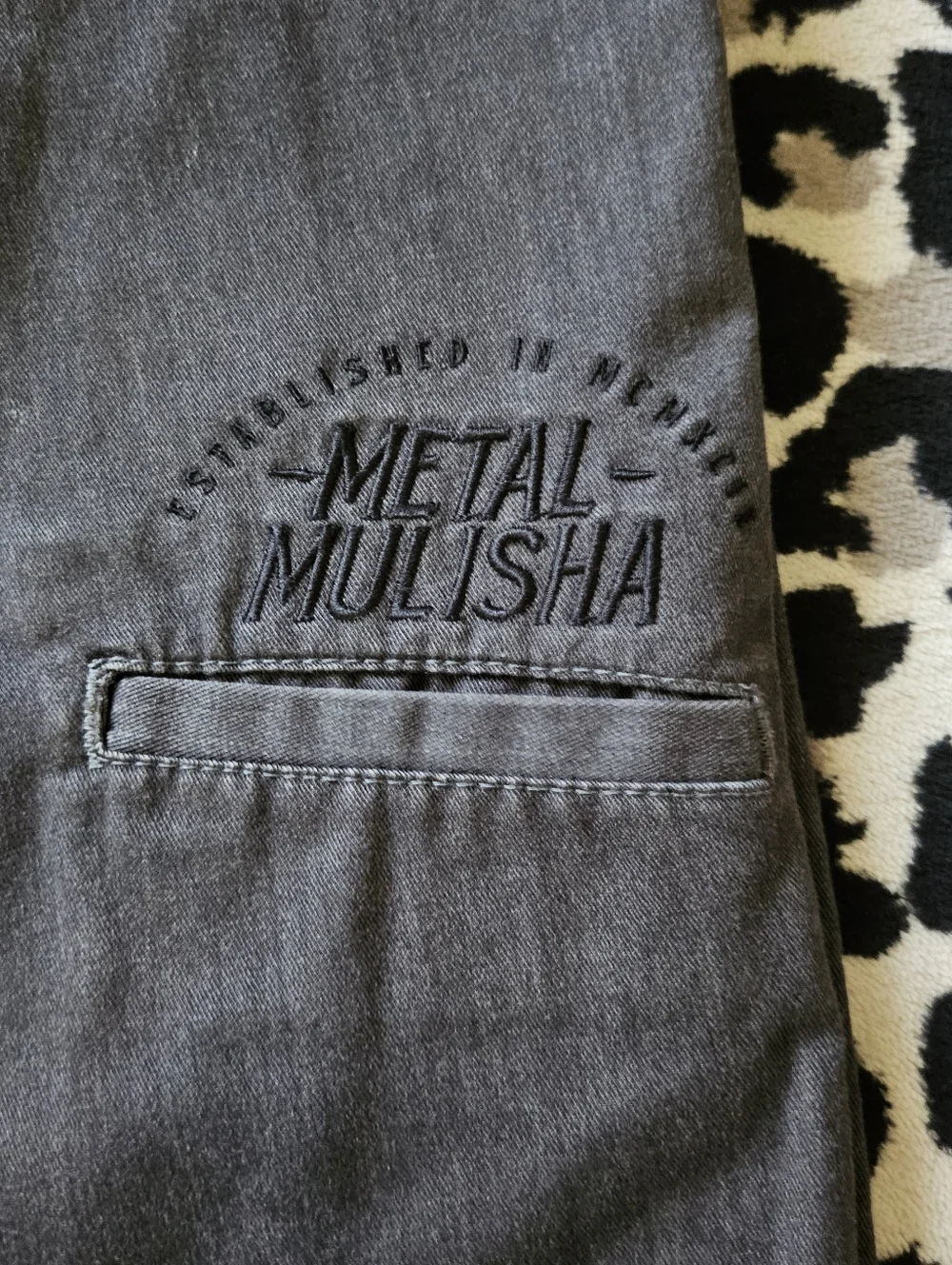 Metal Mulisha Mens Size 38 Gray Cargo Shorts Embroidered Logo w Pockets Cotton